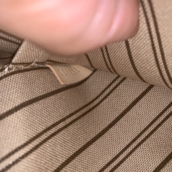 [SOLD] Neverfull GM Pouch - Picture 3 of 8